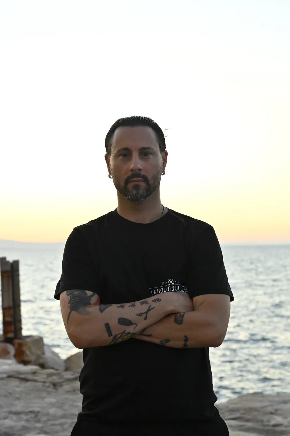Matteo Soccio, barbiere a Termoli, a braccia conserte davanti al mare