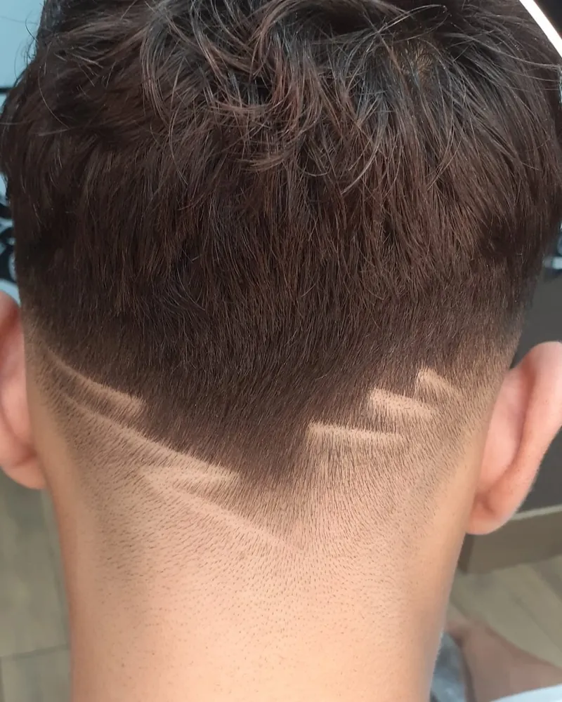 Sfumatura sulla nuca con linee rasate — Instagram @laboutiquedelbarbiere_