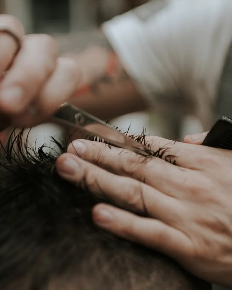 Taglio a forbice su capelli ricci — Instagram @laboutiquedelbarbiere_