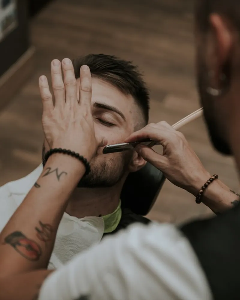 Rifinitura della barba con il rasoio a mano libera — Instagram @laboutiquedelbarbiere_